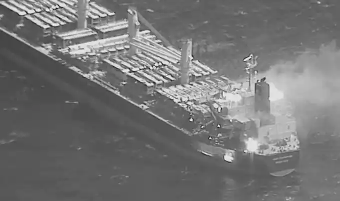 अदन की खाड़ी में जहाज पर हौथी मिसाइल का हमला, 3 की मौत, 4 घायल