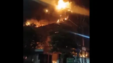 नोएडा सेक्टर 65 में देर रात एक इमारत में लगी आग