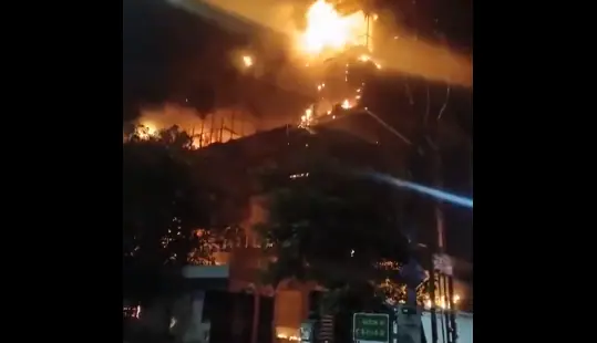 नोएडा सेक्टर 65 में देर रात एक इमारत में लगी आग