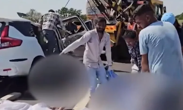 अहमदाबाद-वडोदरा एक्सप्रेसवे पर कार के ट्रक से टकराने से 10 लोगों की मौत