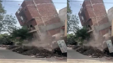 दिल्ली कुछ ही सेकंड में तीन मंजिला इमारत ढह गई- देखें वीडियो