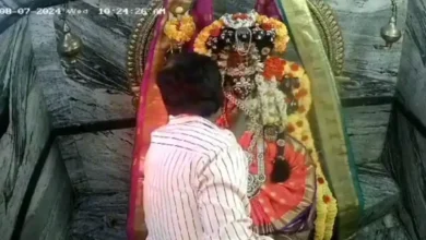 मंदिर में पहले पूजा,फिर देवी के सोने के गहने लेकर फरार हुआ चोर, वारदात CCTV कैद, देखें वीडियो