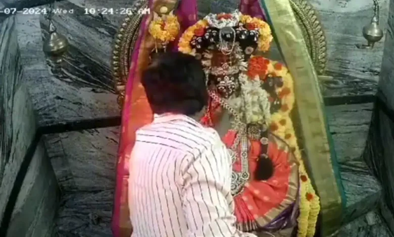 मंदिर में पहले पूजा,फिर देवी के सोने के गहने लेकर फरार हुआ चोर, वारदात CCTV कैद, देखें वीडियो