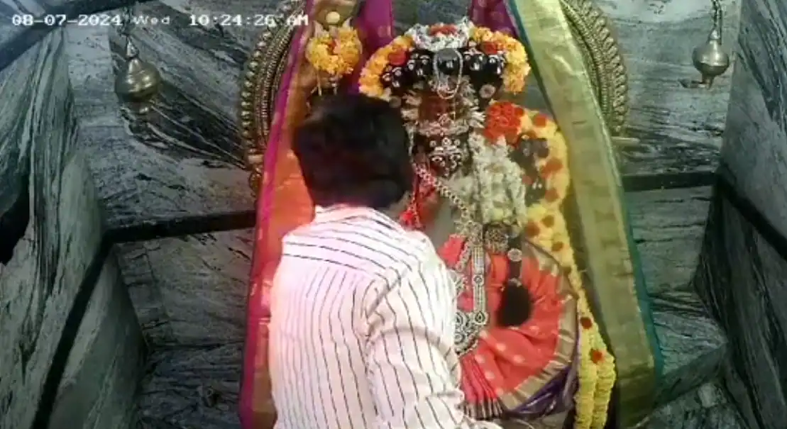 मंदिर में पहले पूजा,फिर देवी के सोने के गहने लेकर फरार हुआ चोर, वारदात CCTV कैद, देखें वीडियो